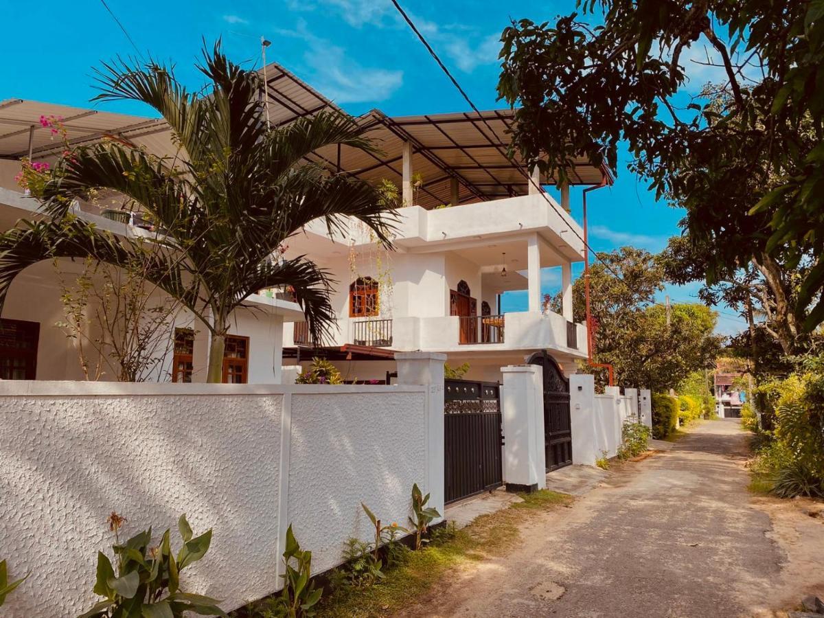 Airport Layover B&B Katunayaka Bagian luar foto